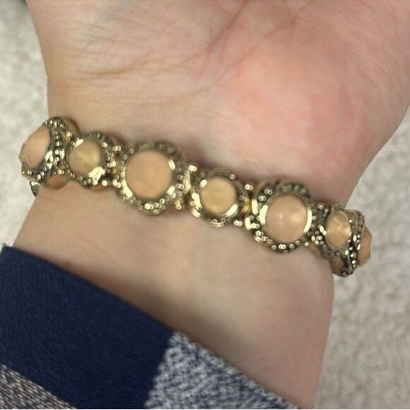 Vintage Gold Tone Peach Nude Rhinestones Stretch Bracelet - Picture 2 of 8